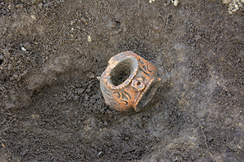 山根遺跡の香炉形土器出土状況（栃木県提供）